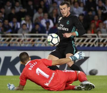 Bale lifts the ball superbly over the onrushing Rulli.