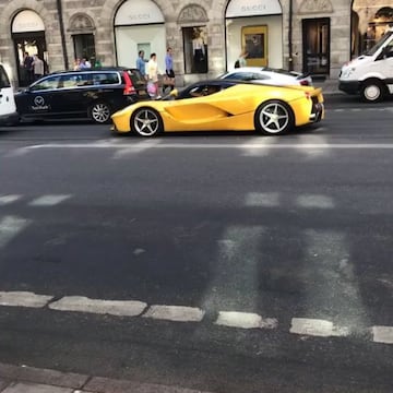 El Lamborghini Gallardo de igual manera forma parte de la lujosa colección del ariete sueco