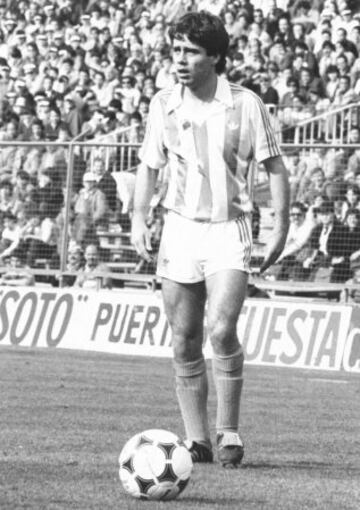 Jugó en la Real Sociedad desde 1975 hasta 1987.