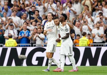 Tarde de golazos en el Bernabéu. Esta vez quiso apuntarse Mbappé, que sigue imparable. Jugó Vinicius para el crack francés, que desde fuera del área soltó un tremendo derechazo ajustadísimo al palo corto, abajo, imparable para Dmitrovic. Brutal.