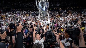 El jugador del Real Madrid Luka Modric celebra la decimocuarta Champions League tras derrotar por 0-1 al Liverpool en la final de París. 