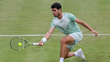 El tenista español Carlos Alcaraz devuelve una bola durante su partido ante Arthur Rinderknech en el torneo de Queen's 2023.