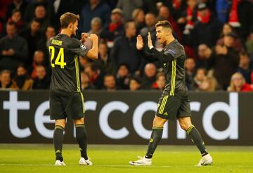 Cristiano Ronaldo celebrando el gol 0-1 con Daniele Rugani  