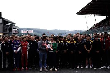 El hermano y la madre del piloto francés de BWT Arden, Anthoine Hubert, piloto de F2 y miembros del equipo durante el minuto de silencio antes del inicio de la carrera de Fórmula 3, en el circuito Spa-Francorchamps en Spa 