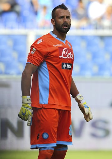 El guardameta que ha pasado por equipos como el Real Betis, Real Zaragoza o SD Huesca entre muchos otros acab車 en el conjunto italiano tras encontrarse sin equipo. ?nicamente disput車 dos encuentros defendiendo la camiseta del SSC Napoli.
