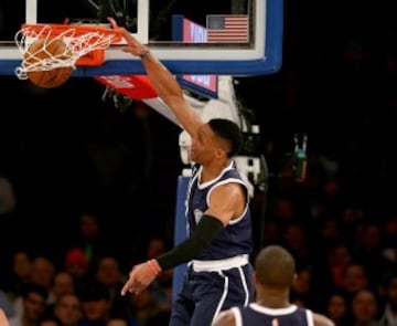 Russell Westbrook machaca durante el Knicks-Thunder del Madison.