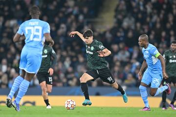 Debutó con el Sporting el 9 de marzo de 2022 con 16 años, 10 meses y 9 días.