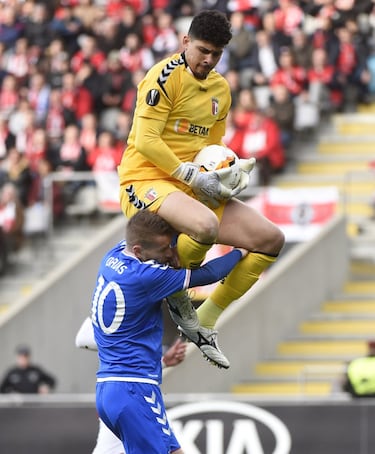 El portero brasileño del Sporting de Braga, Matheus Magalhaes, se hace con la pelota ante Steven Davis, delantero del Rangers, en el partido de vuelta de la Europa League que disputó el día 26. Sin embargo, el Rangers pasó de ronda.
