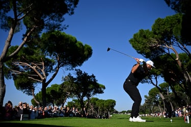 El golfista español Jon Rahm durante su golpe en el hoyo 16.