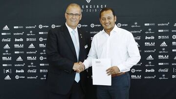 Fede Sagreras y Anil Murthy, en la firma del convenio de colaboración entre el Valencia y la Agrupació de Penyes.