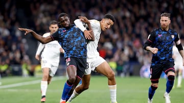 Nianzou pugna con Álvaro en un Real Madrid-Sevilla.