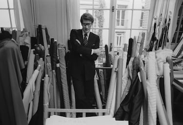 Yves Henri Donat Mathieu-Saint-Laurent (1936-2008), conocido como Yves Saint Laurent, fue un diseñador de moda y empresario francés, considerado uno de los principales de la segunda mitad del siglo XX.
Se lo considera el creador del esmoquin femenino en los años 1960, el impulsor del resurgir de la alta costura en los años 1980 y de los primeros en incluir en sus desfiles modelos no caucásicas. Con 18 años entró a trabajar en Dior, si bien sus tareas iniciales fueron más bien prosaicas: decorar el estudio y diseñar algunos accesorios. Sorprendentemente, Christian Dior le eligió como su sucesor en el cargo de diseñador jefe de la casa. La decisión de Dior, quien parecía demasiado joven para jubilarse, extrañó a propios y a extraños. Dior moriría de un infarto ese mismo año. Dejó Dior para cumplir con el servicio militar francés, coincidiendo con la guerra de independencia de Argelia, donde duró 20 días antes de ser internado en un psiquiátrico. Tras curarse, en 1962 abrió su casa de modas con el dinero de la indemnización por el despido en Dior.