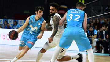 GRAF5487. MADRID, 06/01/2019.- El base de Estudiantes Darío Brizuela (i) intenta superar al sueco Jeffery Taylor (c), del Real Madrid, durante el partido de Liga ACB que se juega esta tarde en el Palacio de los Deportes de la Comunidad de Madrid. EFE/FERNANDO VILLAR