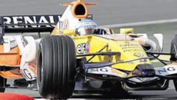 <b>Nuevo arma</b>. Fernando Alonso trabaja intensamente en la puesta a punto del R28 para la temporada 2008.