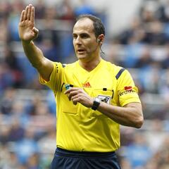 Árbitros: Álvarez Izquierdo, en el Madrid-Eibar; González Fuertes, en el Barcelona-Málaga
