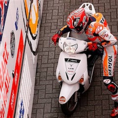 Pole de Dovizioso y Márquez se cae, 'roba' un scooter y hace 4º