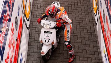 M&aacute;rquez llegando al box del Repsol Honda con la scooter &#039;robada&#039;.