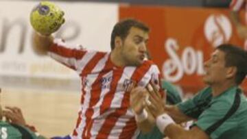 <b>IMPARABLE. </b>Jurkiewicz busca la portería del Antequera.