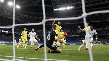 Rulli repele un remate de Vinicius en el Real Madrid-Villarreal de la primera vuelta de LaLiga Santander.