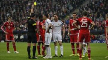 Momento en que Xabi Alonso vio la amarilla que le impedirá jugar en Lisboa.