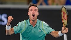 Roberto Bautista Agut celebra exultante su victoria sobre Andy Murray en tercera ronda del Open de Australia.