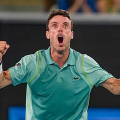 Bautista salva el honor