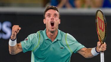 Roberto Bautista Agut celebra exultante su victoria sobre Andy Murray en tercera ronda del Open de Australia.