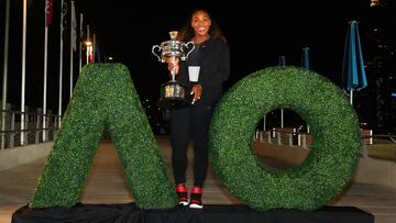 Serena Williams posa con el trofeo de campeona del Open de Australia.