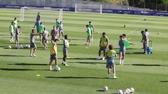 Empieza lo serio en el Atlético: Spina de central y Carlos Martín, de interior diestro