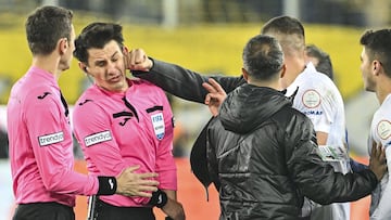 El dirigente, sobre el que se ha cursado una orden detención, propinó un tremendo puñetazo al colegiado y otras personas le patearon mientras estaba en el suelo.