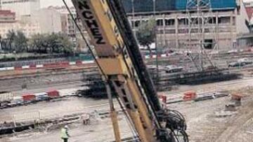 <b>EL CALDERÓN AHORA. </b>Las grúas, los socavones y las obras hacen que los alrededores del Calderón sean dantescos.