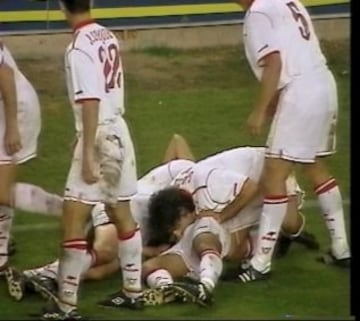 Gallardo le mordió el pene a Reyes durante la celebración de un gol. Ocurrió en 2001, partido de Sevilla FC - Valladolid. 