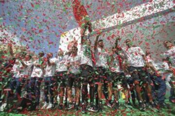 Los jugadores de la selección celebran con la afición el campeonato de Europa.