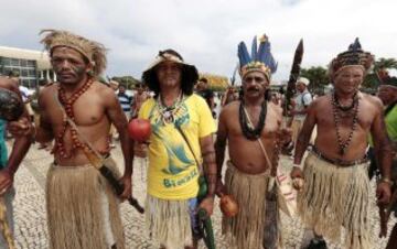 Los pueblos nativos de diferentes tribus de Brasil protestaron contra la política indígena del gobierno y de los costes de la Copa del Mundo de 2014. Los cuerpos de seguridad lanzaron gases lacrimógenos para evitar que los manifestantes se acercaran al estadio Mane Garrincha de Brasilia donde se exhibía la Copa del Mundo. 