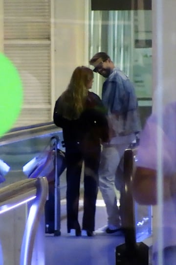 Gerard Piqué y Clara Chía llegan a Barcelona tras pasar disfrutar de unos días en París. El defensor del Fútbol Club Barcelona ya no esconde a su nuevo amor.