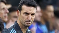 LANDOVER, MARYLAND - JUNE 14: Argentina head coach Lionel Scaloni looks on before a match against Guatemala at Commanders Field on June 14, 2024 in Landover, Maryland.   Tim Nwachukwu/Getty Images/AFP (Photo by Tim Nwachukwu / GETTY IMAGES NORTH AMERICA / Getty Images via AFP)