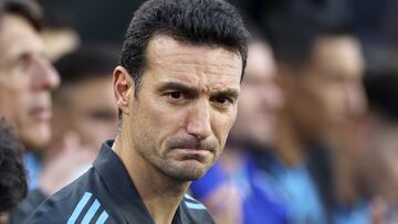 LANDOVER, MARYLAND - JUNE 14: Argentina head coach Lionel Scaloni looks on before a match against Guatemala at Commanders Field on June 14, 2024 in Landover, Maryland.   Tim Nwachukwu/Getty Images/AFP (Photo by Tim Nwachukwu / GETTY IMAGES NORTH AMERICA / Getty Images via AFP)