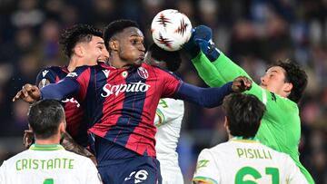 Soccer Football - UEFA Europa League - Round of 16 - First Leg - Bologna v AS Roma - Stadio Renato Dall'Ara, Bologna, Italy - March 12, 2026 Bologna's Jhon Lucumi in action with AS Roma's Mile Svilar REUTERS/Daniele Mascolo