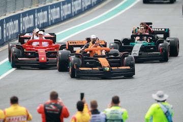 Durante el Gran Premio de Miami 2025, los 20 pilotos de F車rmula 1 desfilaron en r谷plicas a tama?o real de sus monoplazas, construidas con aproximadamente 400.000 piezas de LEGO cada una. Estas versiones el谷ctricas, con neum芍ticos Pirelli reales, alcanzaban hasta 20 km/h y fueron creadas en colaboraci車n con LEGO. El desfile reemplaz車 al tradicional cami車n de presentaci車n, ofreciendo una experiencia m芍s creativa, que gener車 entusiasmo tanto en la pista como entre los espectadores. La iniciativa busca acercar el espect芍culo de la F1 a los fans.