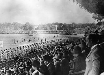 Se construyó el estadio de Colombé, de 60.000 espectadores, y una piscina olímpica, de 50 metros de largo y 18 de ancho, que por primera vez separaba las calles de los nadadores. Además, los deportistas fueron hospedados en barracones cercanos al estadio en lo que se podría considerar la primera Villa Olímpica.