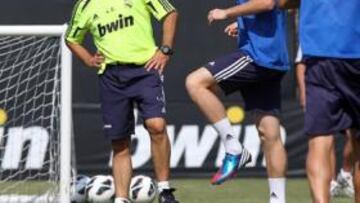 <b>SEGUIMIENTO. </b>Luis Campos controla a Álex y a Jesé durante la sesión de ayer por la mañana.