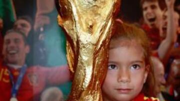 <b>FELICES. </b>Miembros del CSD y la FEF posaron juntos con la Copa.