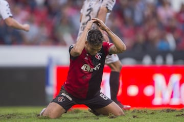 Nuevo entrenador, misma situación para Atlas. Guillermo Hoyos debutó en el banquillo de los rojinegros con una derrota 0-1 ante los Xolos de Tijuana. De nueva cuenta, los tapatíos se quedaron sin hacer gol y sólo han podido marcar en una ocasión en lo que va del semestre. Los ‘Zorros’ siguen en el último lugar de la clasificación y las cosas no parece que puedan mejorar pronto.