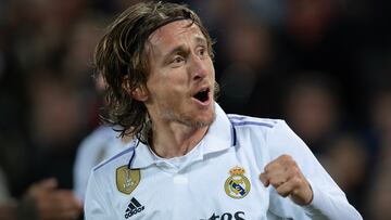 Luka Modric celebra el gol que marcó al Liverpool en Anfield en la ida de octavos de la Champions.