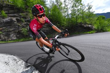 
Iván Ramiro Sosa es una de las grandes promesas. Con solo 21 años de edad, firmó con el Team Ineos en el 2019. Su facilidad para la montaña lo han llevado a ganar el Tour de Bihor, el Tour de Sibiu y La Vuelta a Burgos 2018. En el presente año tuvo la oportunidad de correr su primera grande, en el Giro de Italia.  