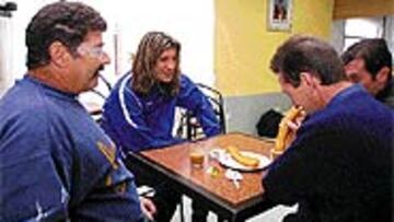 <B>FELICES</B>. David, José y Pedro se muestran encantados con sus conversaciones con el portero atlético.