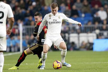 El jugador del Real Madrid Kroos controla el balón ante el jugador del Rayo Tito. 
  