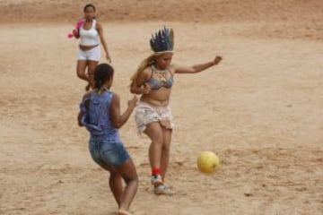 Un grupo de Ranglema Waikiru del equipo Selvagem do Amazonas FC, de la etnia Satere-mawe, jugando f¨²tbol en Manaos, en el estado brasile?o de Amazonas