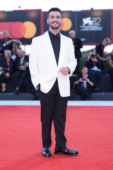 Aras Aydin asiste a la alfombra roja del Premio Kineo durante el 82º Festival Internacional de Cine de Venecia.



