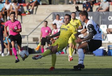 Paco Alcácer dando un pase.
